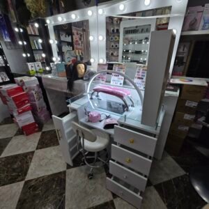 طاولة اظافر مساحة زجاجية